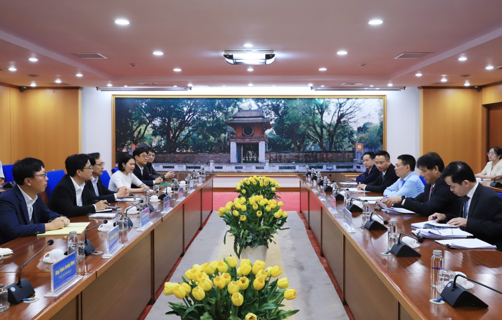 Bộ trưởng Bộ Tài chính làm việc với Tổng giám đốc Samsung Việt Nam