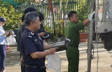 Hải quan Tịnh Biên phối hợp bắt 2 xe tải chở đầy hàng nghi nhập lậu