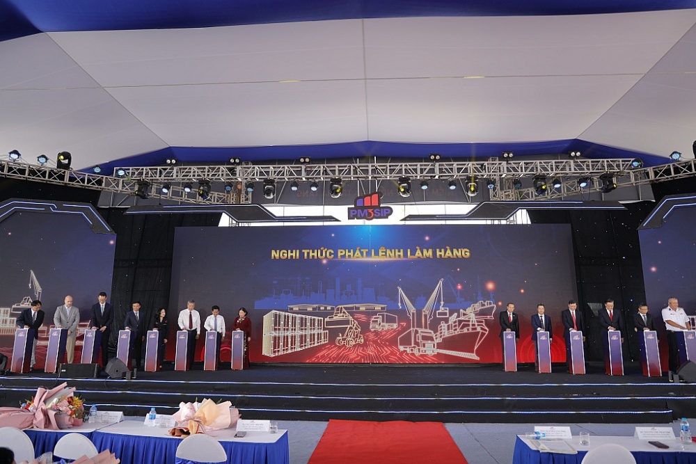 Các đại biểu bấm nút khởi động dự án Cảng cạn Phú Mỹ