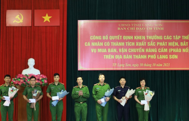 Trao thưởng thành tích bắt giữ 883 kg pháo nổ tại Lạng Sơn