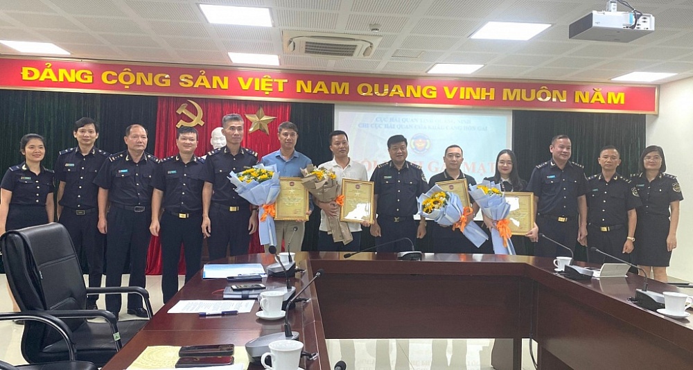 Chi cục Hải quan cửa khẩu cảng Hòn Gai (Cục Hải quan Quảng Ninh) trao giấy chứng nhận thành viên cho các doanh nghiệp. 