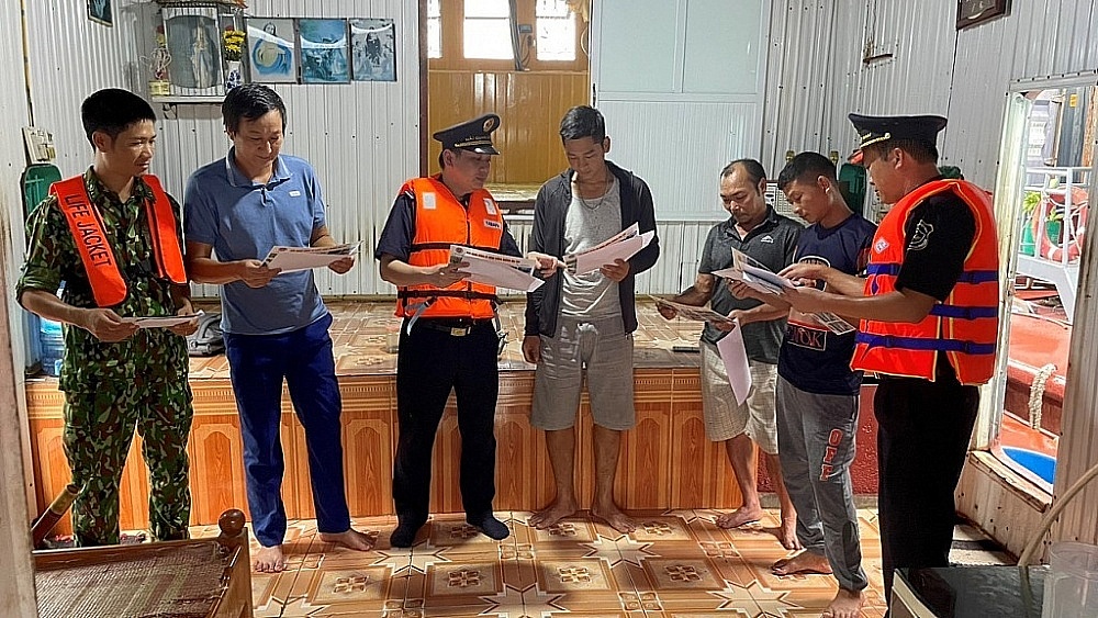 Lực lượng Hải quan Quảng Ninh tuyên truyền, phổ biến, giáo dục pháp luật cho người dân khu vực biên giới.