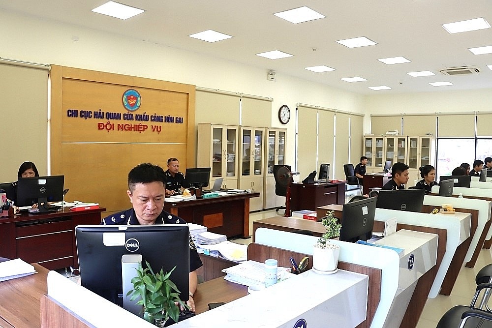 Hoạt động nghiệp vụ tại Chi cục Hải quan cửa khẩu cảng Hòn Gai, Cục Hải quan Quảng Ninh. Ảnh: Quang Hùng