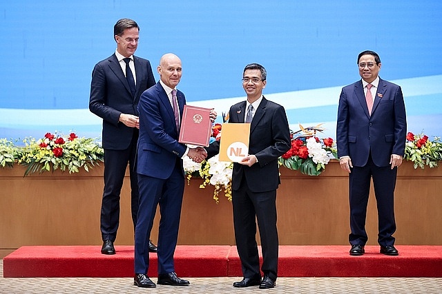 Thứ trưởng Bộ Tài chính Võ Thành Hưng và Đại sứ Hà Lan tại Việt Nam Kees van Baar trao đổi Thỏa thuận về việc thực hiện Hiệp định giữa Việt Nam và Hà Lan về hợp tác và hỗ trợ hành chính lẫn nhau trong lĩnh vực hải quan. Ảnh: Nhật Bắc