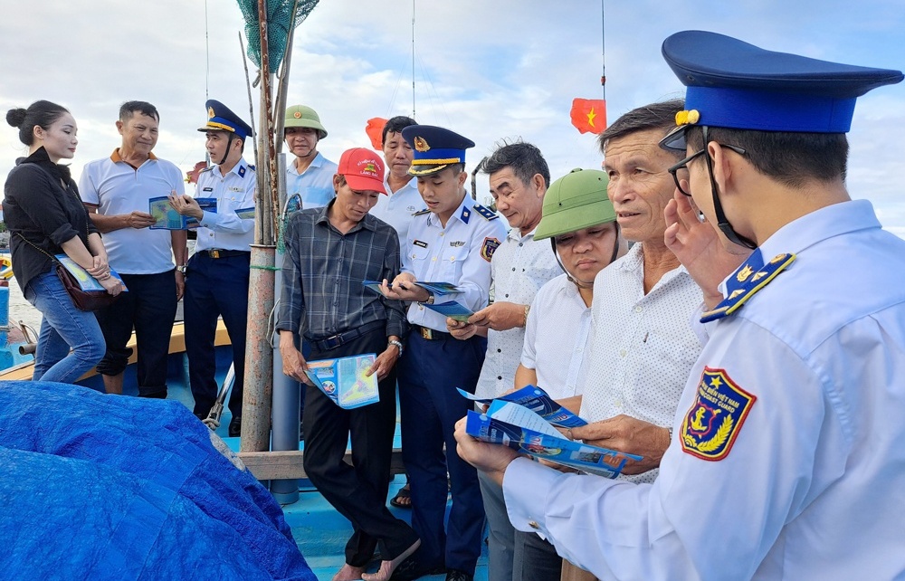 Tích cực tuyên truyền Luật Cảnh sát biển Việt Nam đến với người dân