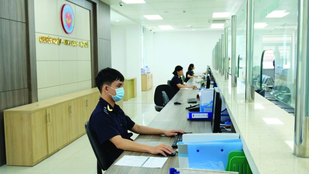 Hoạt động nghiệp vụ của công chức Chi cục Hải quan cửa khẩu sân bay quốc tế Đà Nẵng.