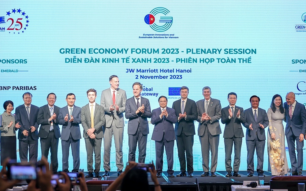 Thủ tướng Phạm Minh Chính và Thủ tướng Hà Lan Mark Rutte cùng các đại biểu dự phiên toàn thể cấp cao của Diễn đàn Kinh tế xanh 2023. Ảnh: VGP