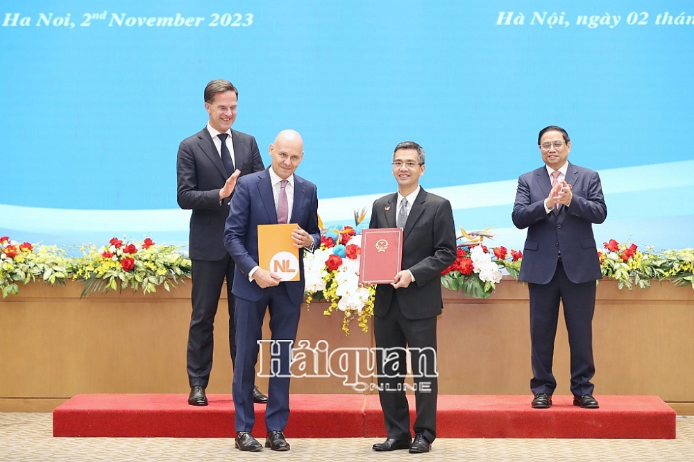 Thứ trưởng Bộ Tài chính Võ Thành Hưng và Đại sứ Hà Lan tại Việt Nam Kees van Baar trao đổi Thỏa thuận về việc thực hiện Hiệp định giữa Việt Nam và Hà Lan về hợp tác và hỗ trợ hành chính lẫn nhau trong lĩnh vực hải quan. Ảnh: Nhật Bắc