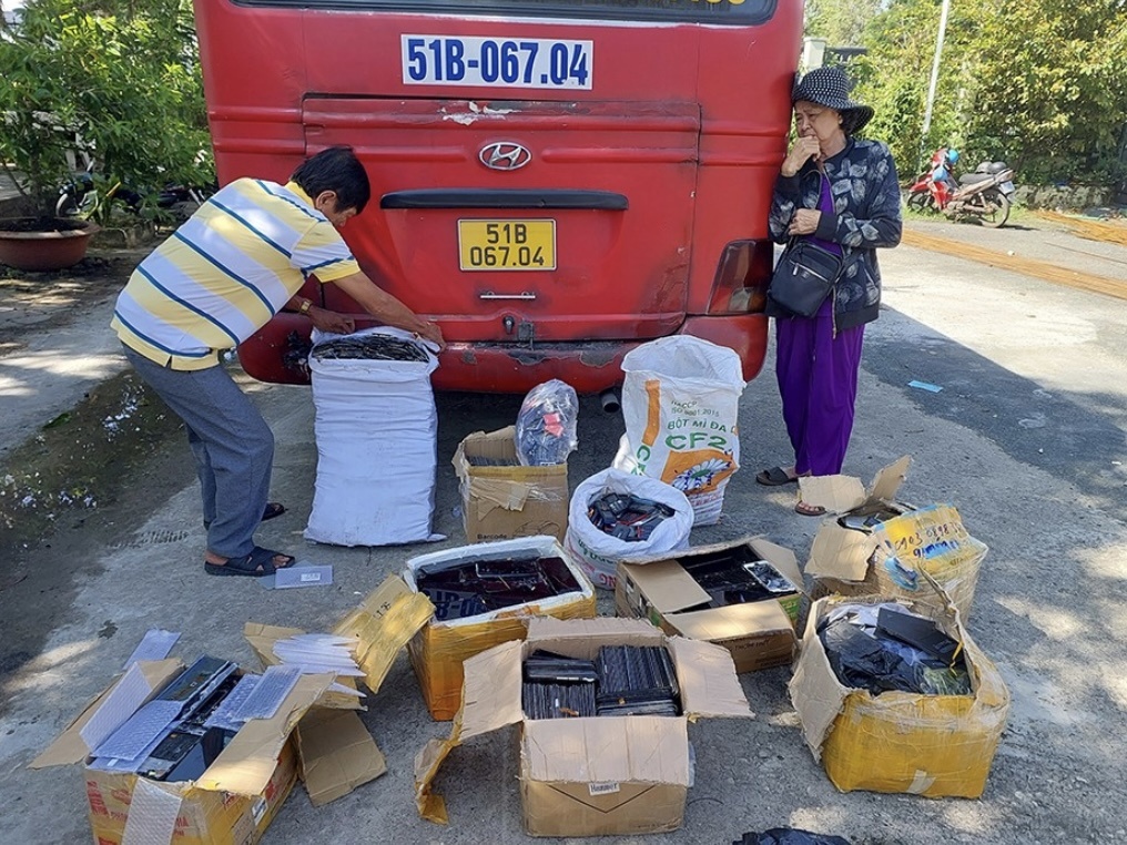 Tạm giữ hàng nghìn linh kiện điện thoại di động cũ nhập lậu