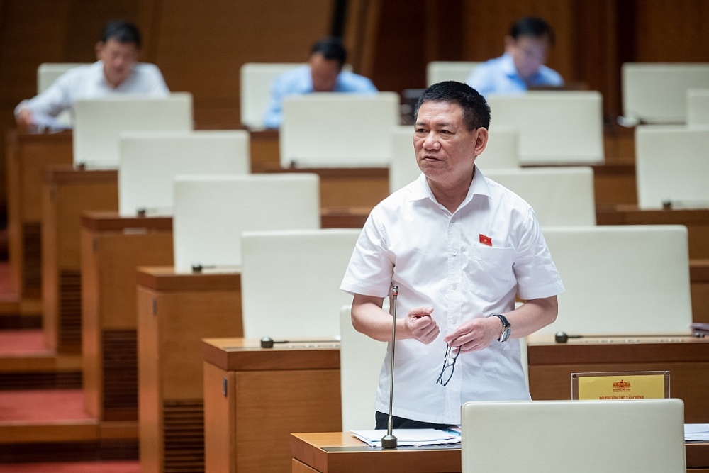 Bộ trưởng Bộ Tài chính trả lời chất vấn các đại biểu Quốc hội. Ảnh: Quochoi.vn