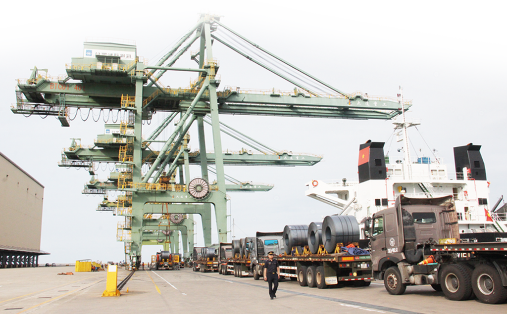Hoạt động xuất nhập khẩu hàng hóa tại cụm cảng Sơn Dương - Vũng Áng (Hà Tĩnh). 	Ảnh: H.Nụ