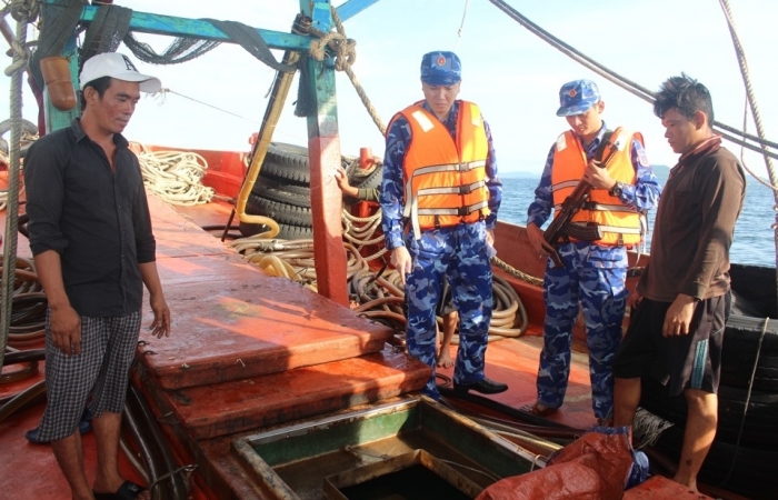 Cảnh sát biển bắt tàu vận chuyển 50.000 lít dầu DO trái phép