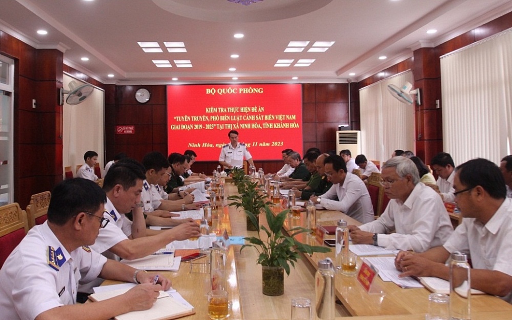 Đoàn kiểm tra tại UBND thị xã Ninh Hòa. Ảnh: Thế Anh