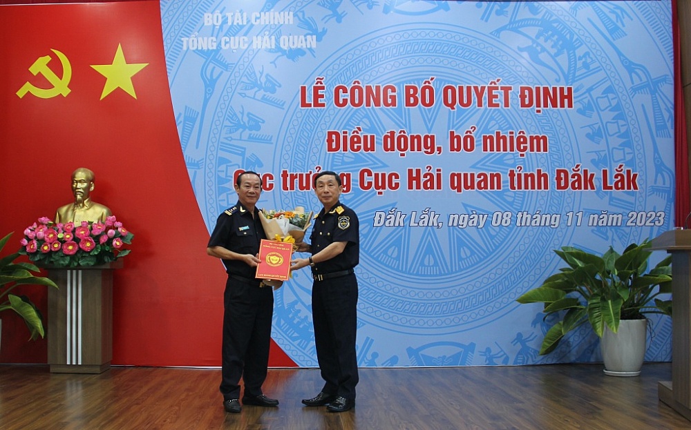 Phó Tổng cục trưởng Hoàng Việt Cường trao quyết định điều động, bổ nhiệm cho tân Cục trưởng Cục Hải quan Đắk Lắk Trần Hải Sơn