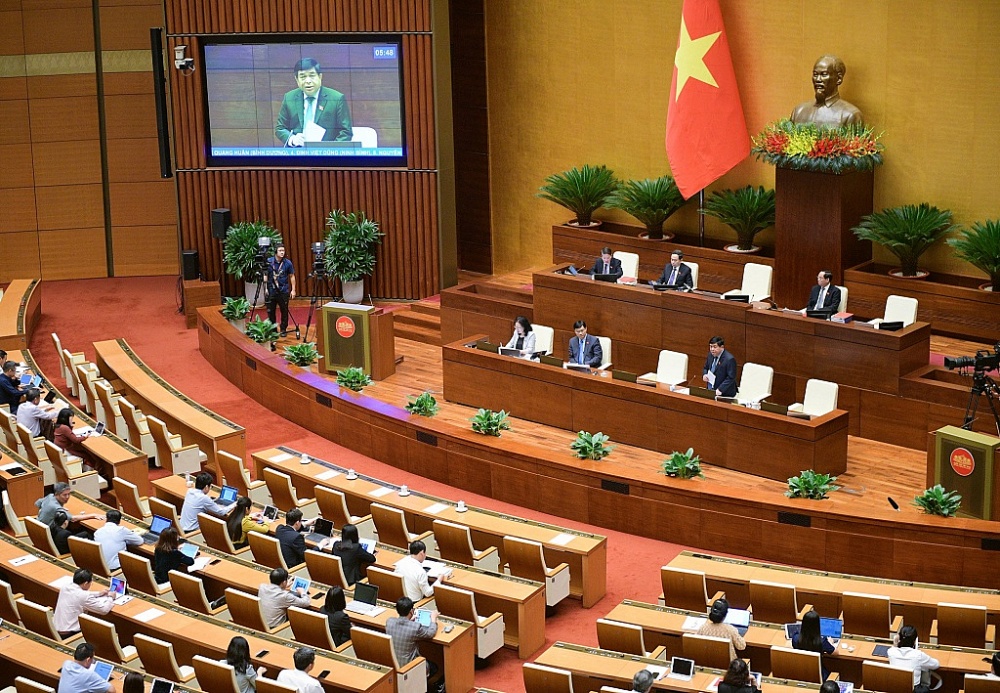 Bộ trưởng Bộ Kế hoạch và Đầu tư Nguyễn Chí Dũng giải trình, làm rõ một số vấn đề đại biểu Quốc hội nêu. Ảnh: Quochoi.vn