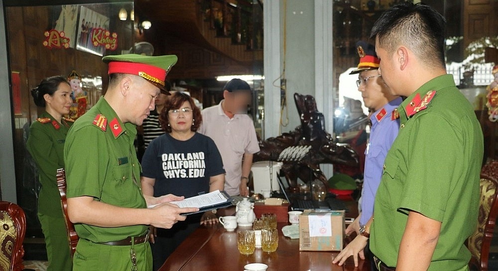 Cơ quan CSĐT Công an Nghệ An thi hành lệnh bắt bị can để tạm giam đối với Nguyễn Thị Hoan.  Ảnh: Công an Nghệ An.