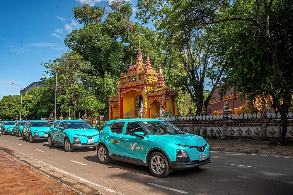 Người dân Lào thích thú trải nghiệm taxi điện Xanh SM