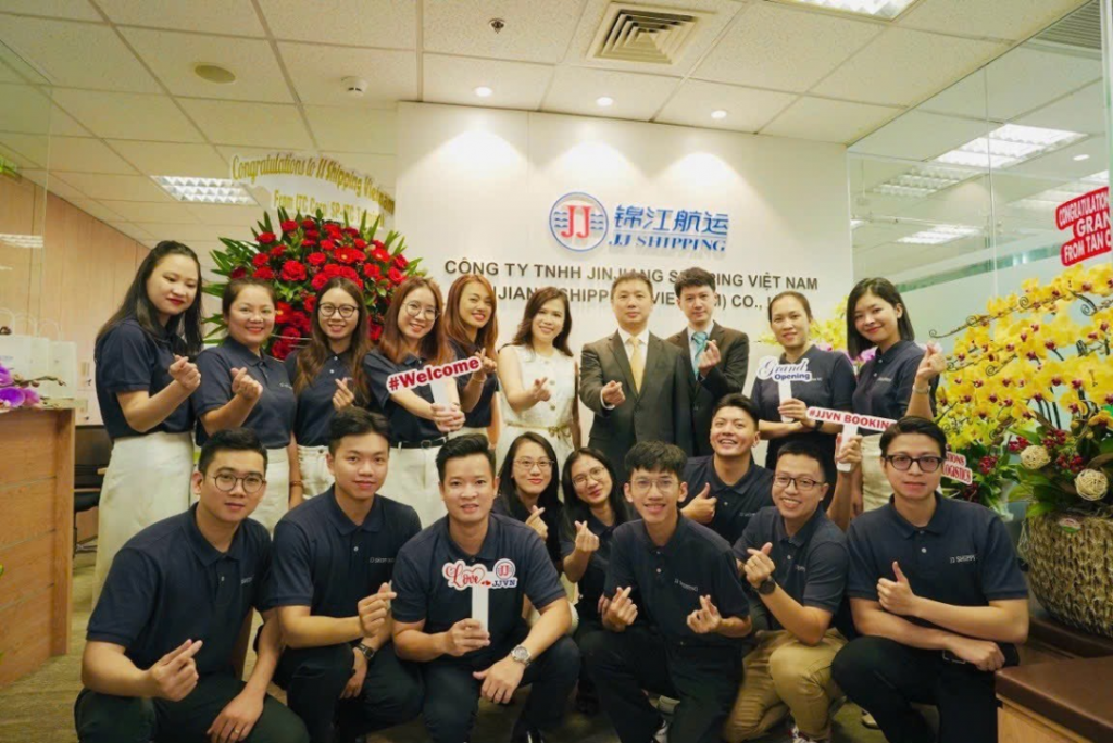Lãnh đạo và nhân viên JJS Việt Nam ngày ra mắt tại Văn phòng công tại TPHCM