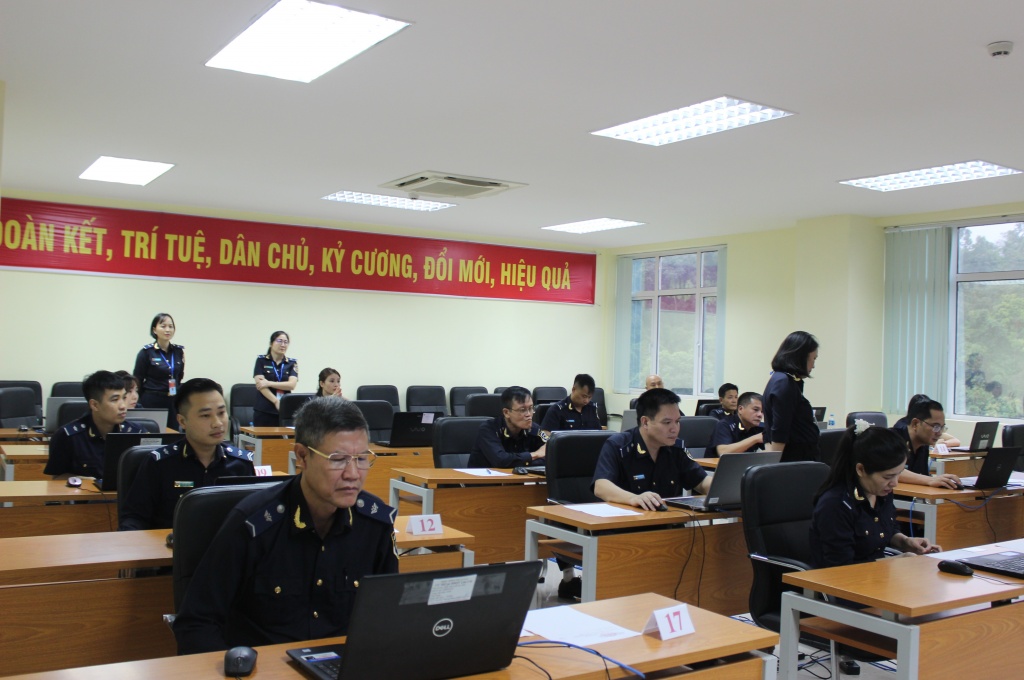 2 công chức Cục Hải quan Lào Cai đạt điểm tuyệt đối trong kỳ đánh giá năng lực