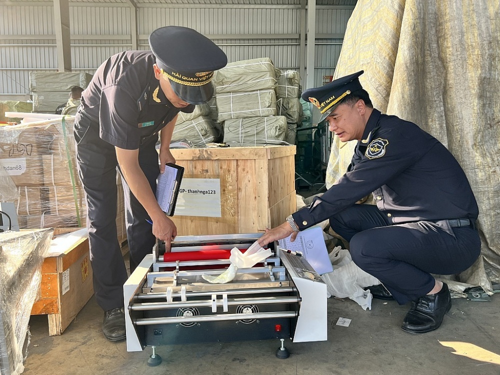 Công chức Hải quan Hữu Nghị kiểm tra thực tế hàng NK. Ảnh: HN Công chức Hải quan Hữu Nghị kiểm tra thực tế hàng NK. Ảnh: HN