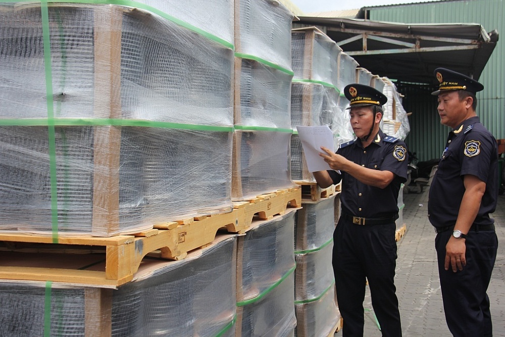 Lô hàng nhập khẩu xâm phạm quyền sở hữu trí tuệ do Cục Hải quan TPHCM phối hợp với Hải quan Long An phát hiện. Ảnh: T.H Lô hàng nhập khẩu xâm phạm quyền sở hữu trí tuệ do Cục Hải quan TPHCM phối hợp với Hải quan Long An phát hiện. Ảnh: T.H