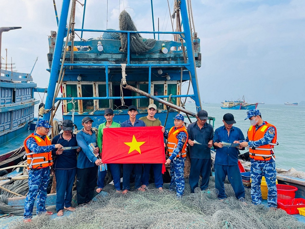 Tổ công tác tàu CSB 1011 tặng cờ Tổ quốc cho bà con ngư dân.