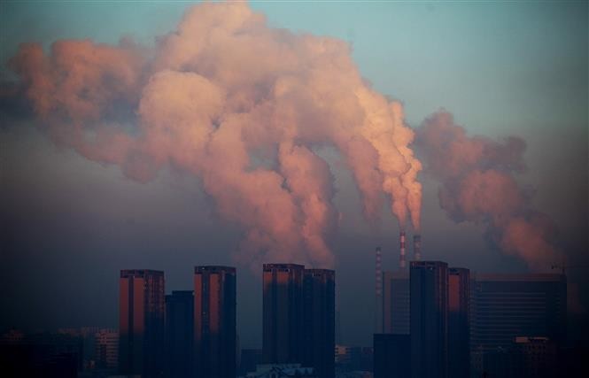 Khí thải tại Nhà máy Nhiệt điện ở Trường Xuân, tỉnh Cát Lâm, Trung Quốc. (Ảnh: AFP/TTXVN)