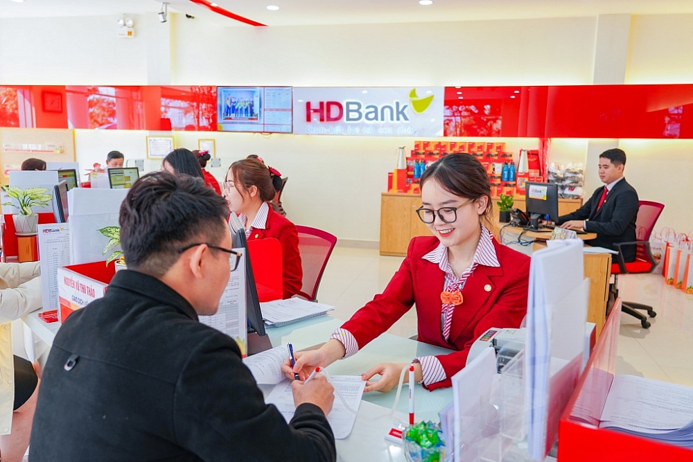 Khách hàng giao dịch tại HDBank