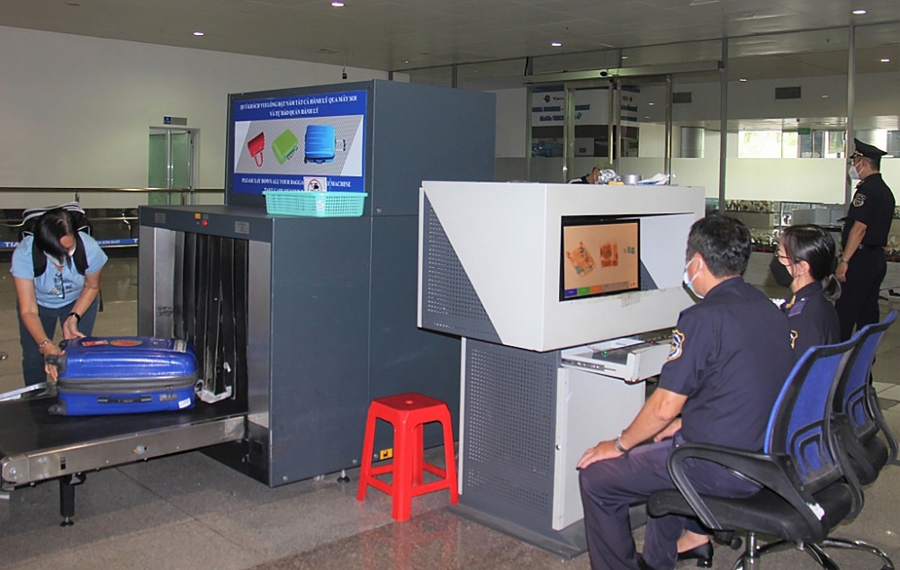 Hải quan sân bay Tân Sơn Nhất chống buôn lậu cao điểm cuối năm