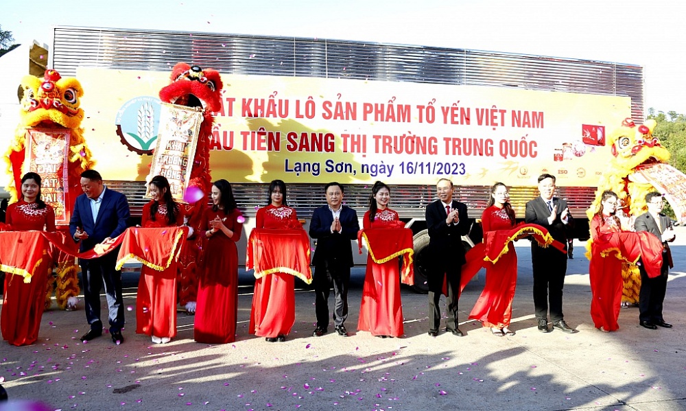 Quang cảnh lễ công bố XK lô sản phẩm tổ yến đầu tiên của Việt Nam sang thị trường Trung Quốc. Ảnh: Trí Dũng