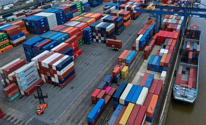 Các container hàng hóa tại cảng Duisburg, Đức. (Ảnh: AFP/TTXVN)