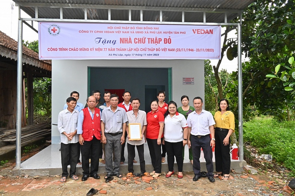 Bà Nguyễn Thu Thuỷ, Phó Giám đốc Đối Ngoại công ty Vedan(thứ 3 phải qua) trao tặng nhà Chữ thập đỏ cho gia đình ông Nguyễn Văn Hoà