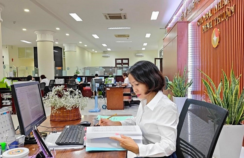 Công chức KBNN Ninh Thuận kiểm tra, rà soát số liệu báo cáo đầu vào. Ảnh: KBNN Ninh Thuận