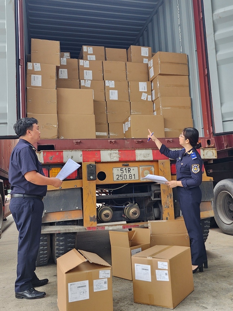 Công chức Chi cục Hải quan KCN Việt Nam- Singapore (Cục Hải quan Bình Dương) kiểm tra hàng hóa nhập khẩu.	 Ảnh: Đ.Nguyên