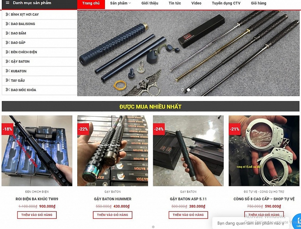 Nhiều loại vũ khí, công cụ hỗ trợ được rao bán công khai.