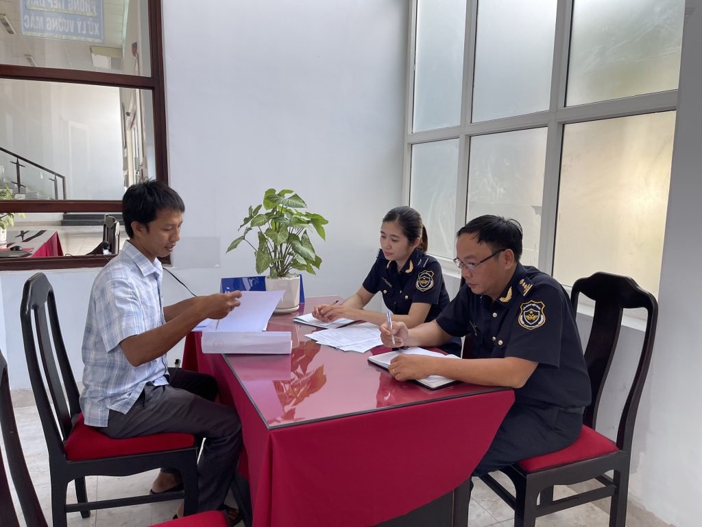 Công chức Chi cục Hải quan Thủy An, Cục Hải quan tỉnh Thừa Thiên Huế hướng dẫn thủ tục cho doanh nghiệp.