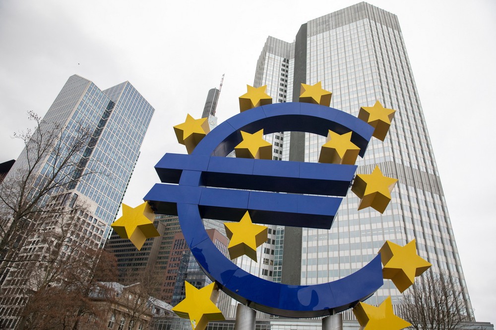 Biểu tượng đồng euro ở phía trước trụ sở Ngân hàng trung ương châu Âu ở Frankfurt, Đức. (Ảnh: AFP/TTXVN)