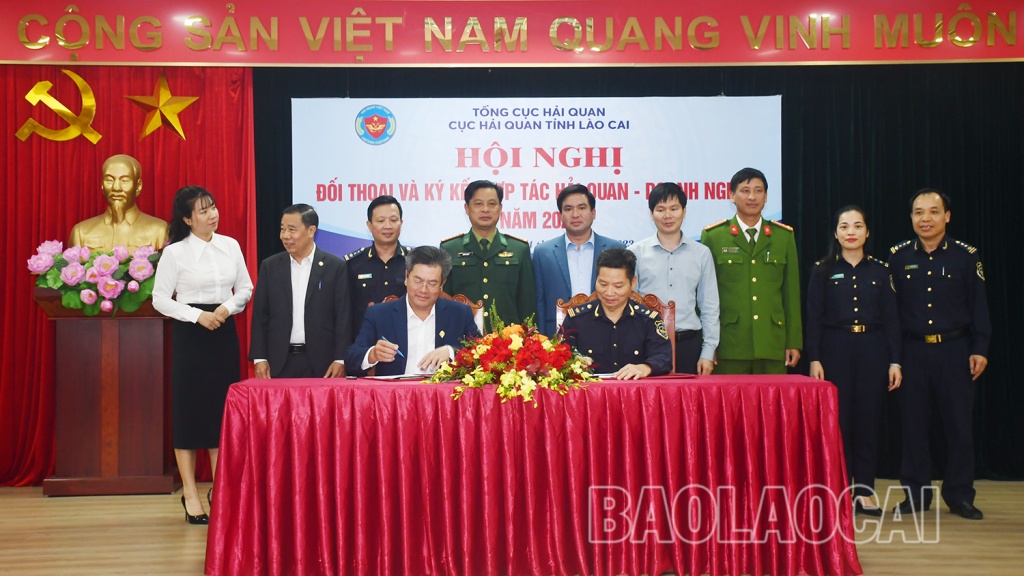 Hải quan Lào Cai đối thoại với hơn 60 doanh nghiệp xuất nhập khẩu