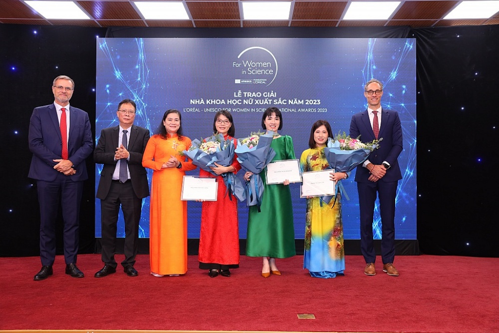 Trao Giải thưởng L’Oréal -UNESCO Vì sự phát triển phụ nữ trong khoa học cho ba nhà khoa học nữ xuất sắc năm 2023.