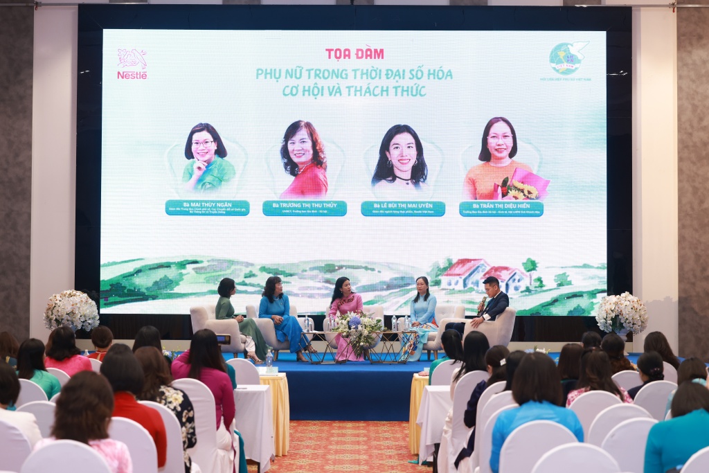 Đại diện Hội LHPN Việt Nam và Nestlé Việt Nam cùng khách mời trao đổi tại Tọa đàm về cơ hội và thách thức đối với phụ nữ trong thời đại số