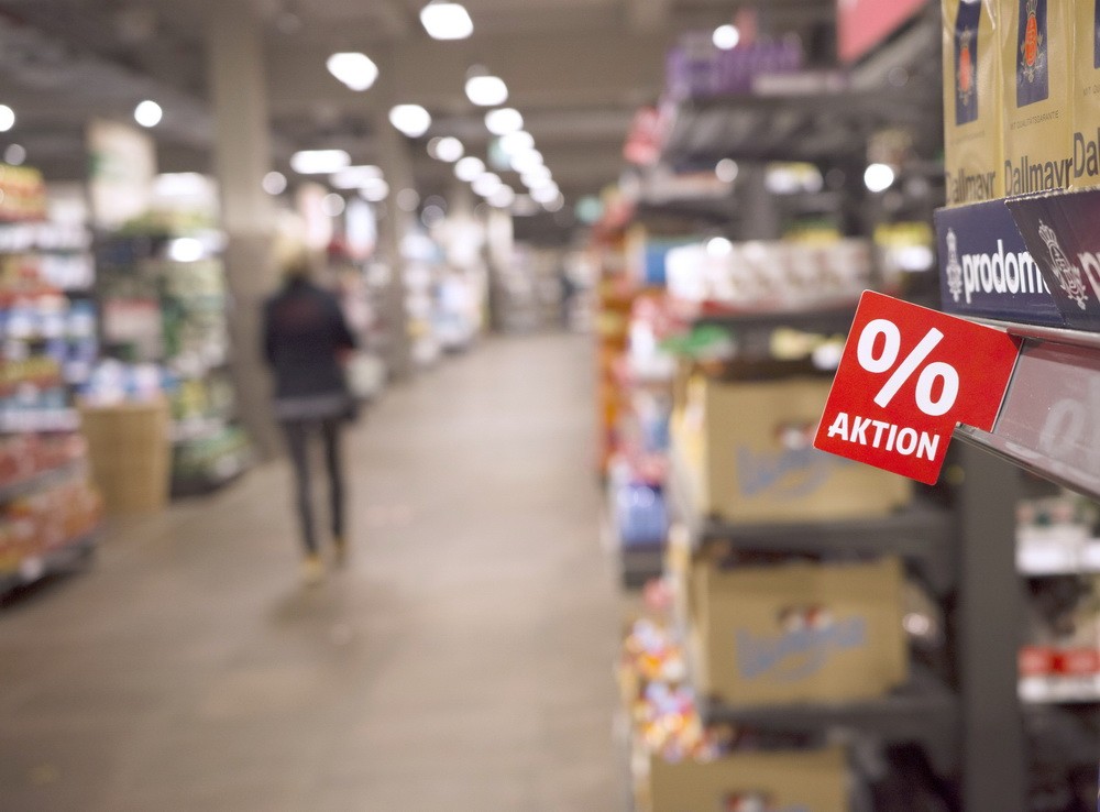 Người tiêu dùng mua sắm tại siêu thị ở Berlin, Đức. (Ảnh: THX/TTXVN)