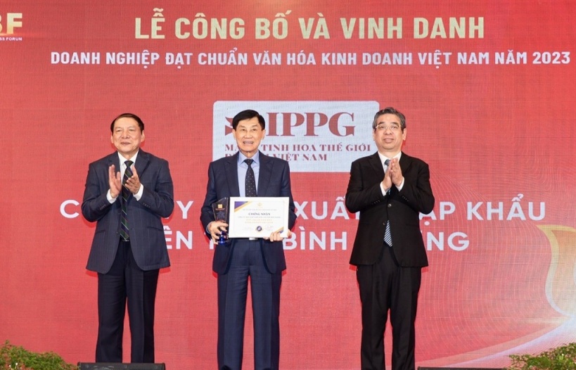 Ông Johnathan Hạnh Nguyễn và IPPG được vinh danh “Doanh nghiệp đạt chuẩn Văn hoá kinh doanh Việt Nam”