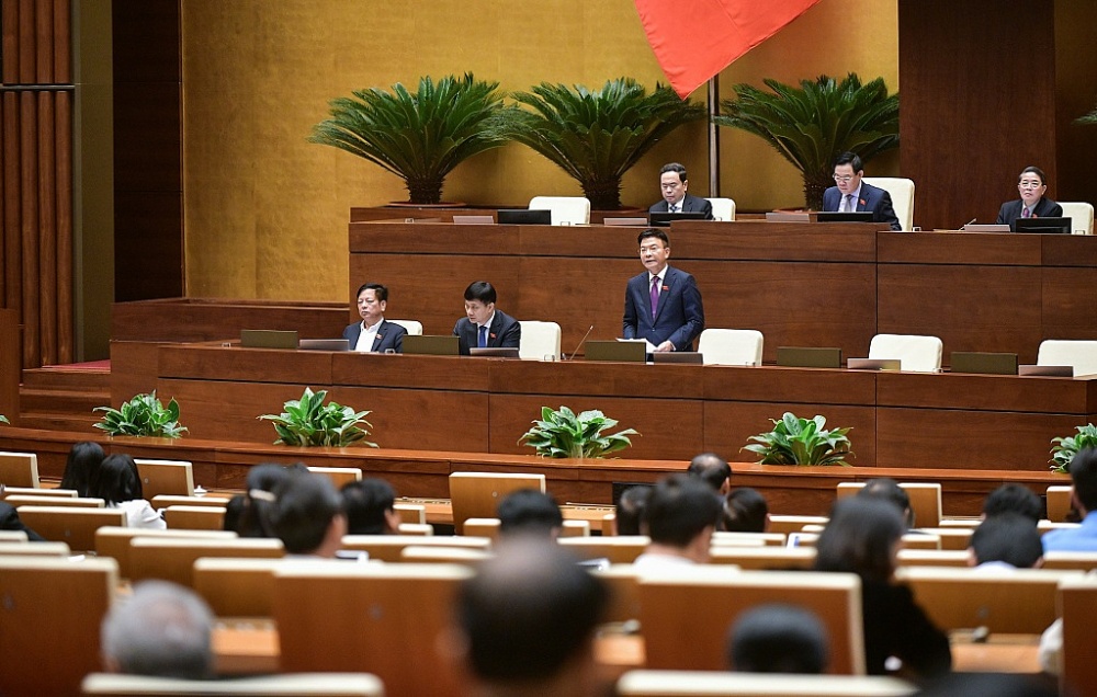 Bộ trưởng Bộ Tư pháp Lê Thành Long phát biểu giải trình, làm rõ một số vấn đề đại biểu Quốc hội nêu.Ảnh: Quochoi.vn