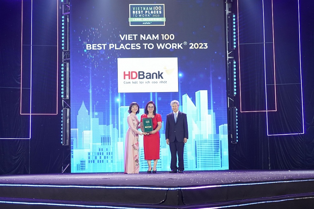 Đại diện HDBank được vinh danh Top 4 Nơi làm việc tốt nhất Việt Nam  