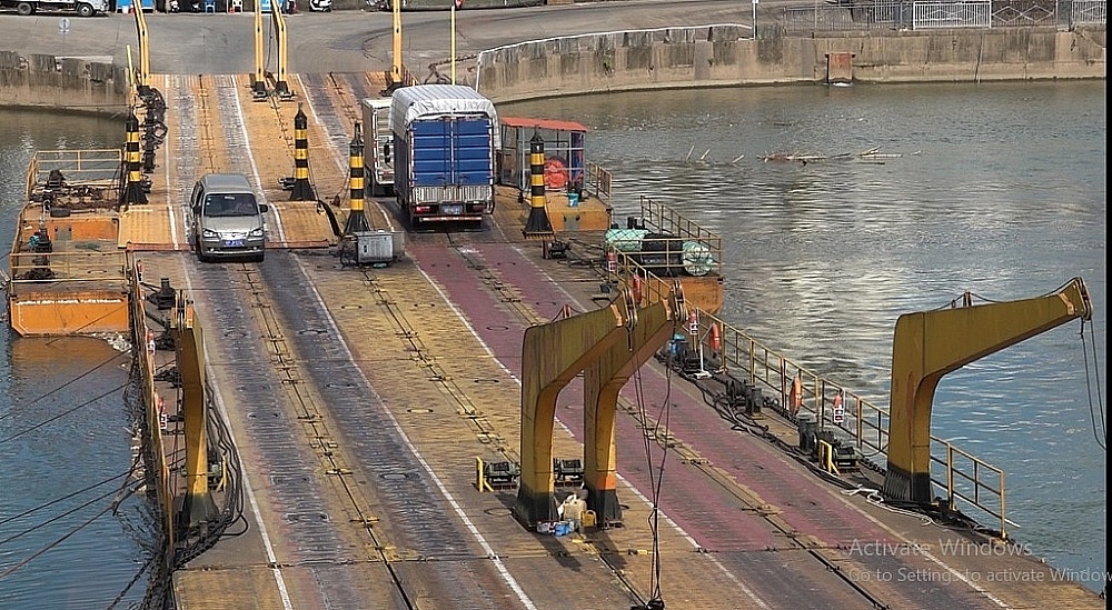 Hoạt động xuất nhập khẩu qua Lối mở cầu phao Km3+4. Ảnh: Q.H