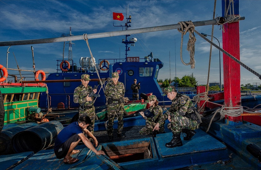 Lực lượng kiểm soát hải quan tàu HQ19-91-79 làm nhiệm vụ trên vùng biển Quảng Bình.  Ảnh: Cục Hải quan Quảng Bình