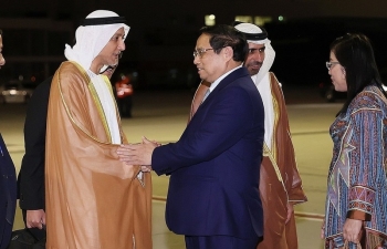 Thủ tướng tới Dubai, bắt đầu tham dự COP28 và hoạt động song phương tại UAE