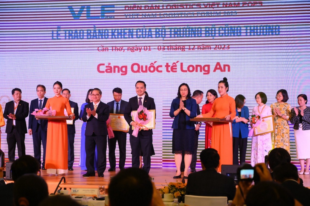 Cảng Quốc tế Long An nhận Bằng khen của Bộ trưởng Bộ Công Thương