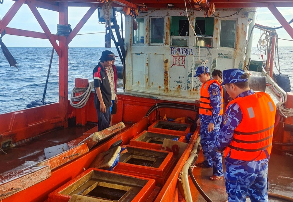 Ttổ công tác Cục Nghiệp vụ và Pháp luật Cảnh sát biển kiểm tra số dầu DO trên tàu vi phạm. Ảnh: Nguyễn Chiến