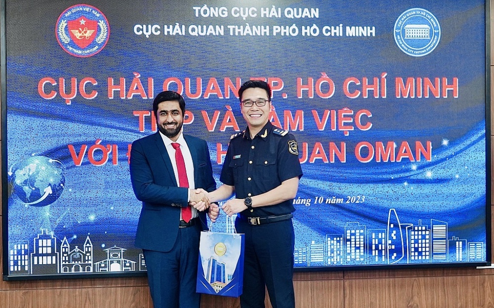 Phó Cục trưởng Cục Hải quan TPHCM Đỗ Thanh Quang  (bên phải) tại buổi làm việc với Hải quan OMAN về hợp tác công tác chống buôn lậu.